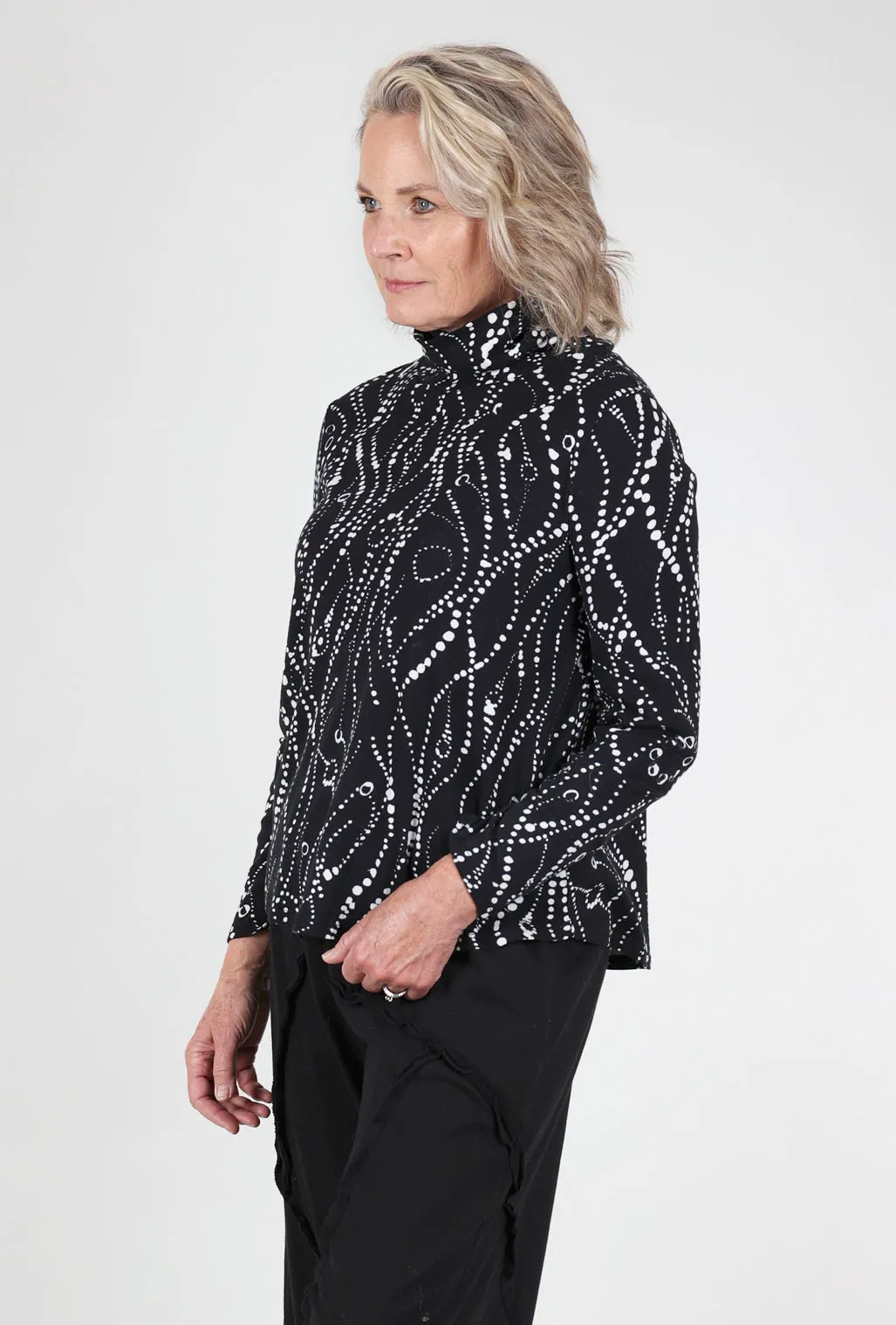 Wavy Dot Tneck, Black