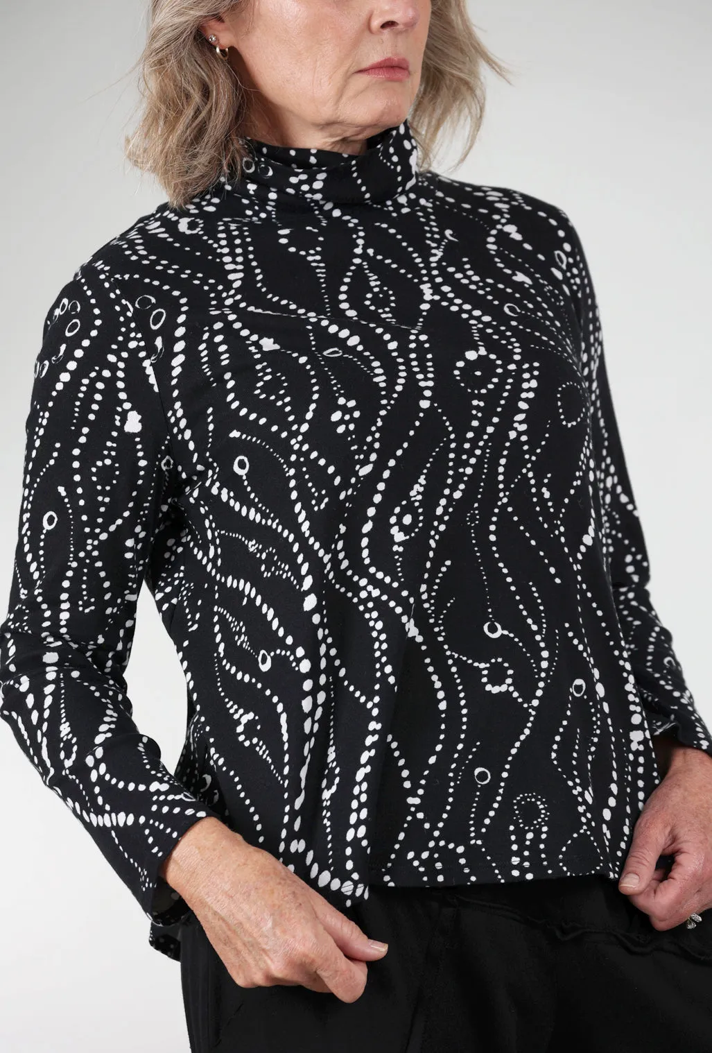 Wavy Dot Tneck, Black